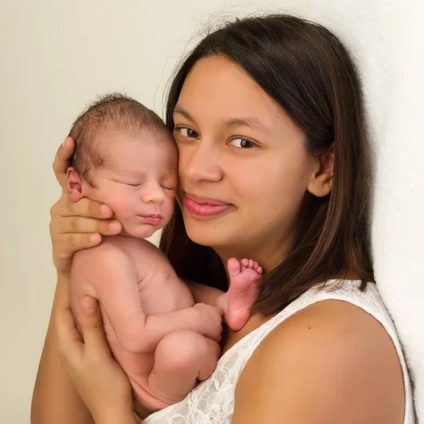 Mãe feliz abraçando seu bebê — Fotografia de Stock