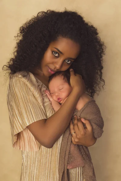 Liebevolle Mutter, die ihr neugeborenes Kind hält — Stockfoto