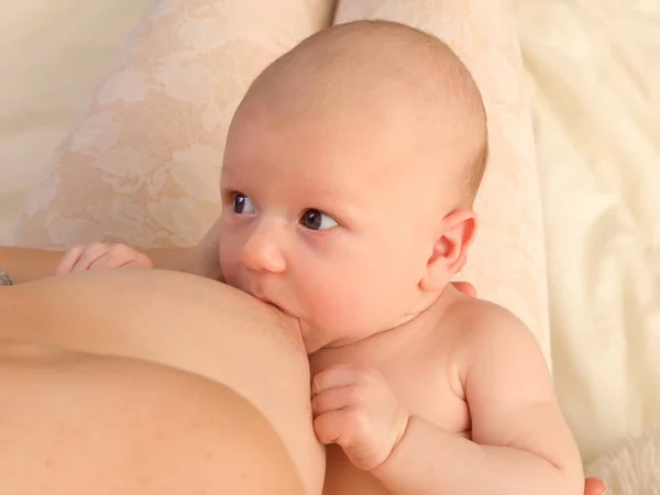 Baby utfodring — Stockfoto