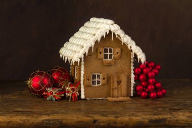 Noel süsü ve gerçek zencefilli kurabiye evi.