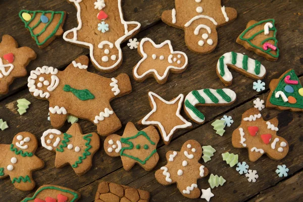 Gingerbread homens e biscoitos em muitas cores — Fotografia de Stock