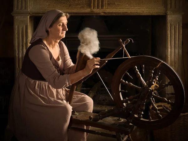 文艺复兴时期的肖像纺纱女人 — 图库照片