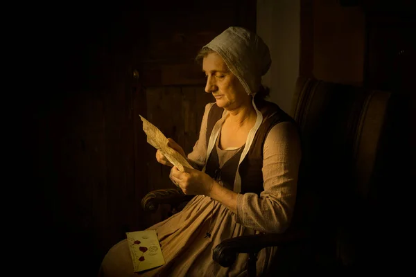 Retrato de Rembrandt de una mujer leyendo —  Fotos de Stock