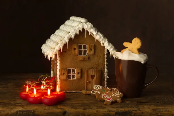 圣诞蜡烛和姜饼屋 — 图库照片