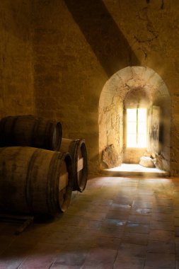 Fransız Ortaçağ şatosunda şarap fıçıları
