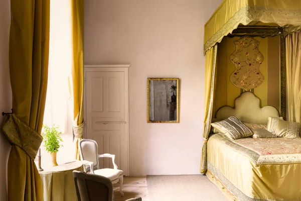 Canopy bed in French chateau — Stock Photo, Image