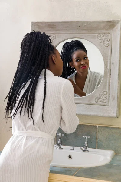 Mujer negra en albornoz — Foto de Stock