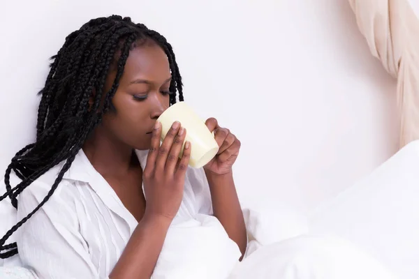 Donna che beve caffè nero — Foto Stock