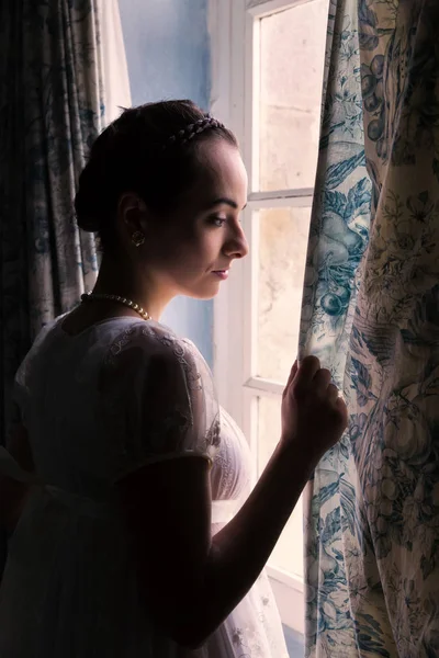 Podświetlona kobieta w sukience regencyjnej — Zdjęcie stockowe