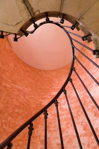 Poniżej schodów spiralnych retro — Zdjęcie stockowe