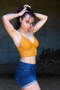 Esmer, esmer, esmer, esmer, esmer, esmer bir kadın.