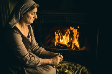 Rönesans, şöminesinde patates soyan köylü bir kadının ana portresi. 