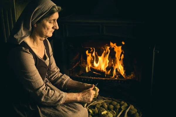 農民の女性のルネサンス古いマスター肖像画彼女の暖炉でジャガイモを剥離 — ストック写真