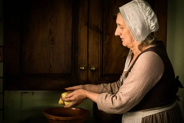 旧式大师风格文艺复兴时期的画像 描写一个在古旧厨房里做饭的女人 — 图库照片