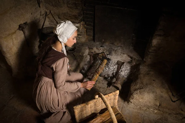 Renaissance Portret Rembrandtstijl Van Een Jonge Vrouw Middeleeuws Boerenkostuum Buurt — Stockfoto