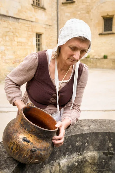 Vrouw Historische Outfit Aan Het Werk Bij Een Oude Waterput — Stockfoto