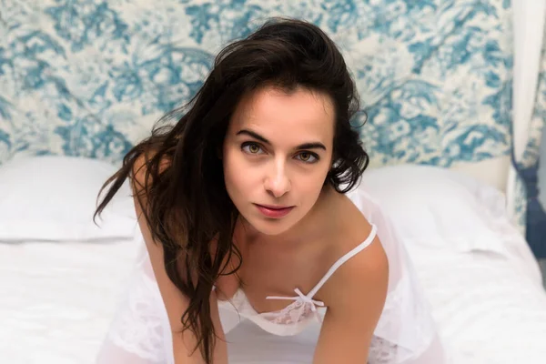 Hermosa Joven Morena Con Camisón Blanco Puro Posando Una Cama — Foto de Stock