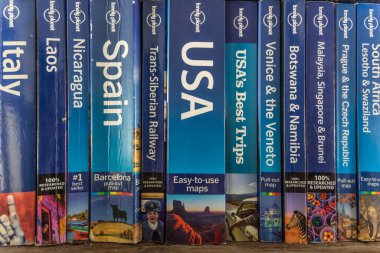 Antwerp, Belçika, Eylül 2019, Illustrative Editorial: peş peşe kullanılmış Lonely Planet seyahat rehberi kitapları