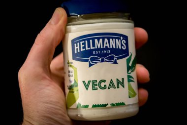 Antwerp, Belçika, Ekim 2019: Illustrative Editorial: Hellmann 'ın Vegan ve bitki bazlı mayonezinin el ele tutuşması.