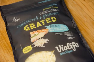 Antwerp, Belçika, Ekim 2019 - Illustrative Editorial: Violife rendelenmiş peynir, mozzarella aromalı, tamamen vegan
