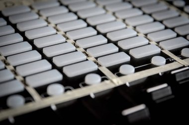 Ses ve ışık için elektronik ayarlanabilir tuş takımı denetleyici beyaz simetrik düğmeli üretimi gösterir