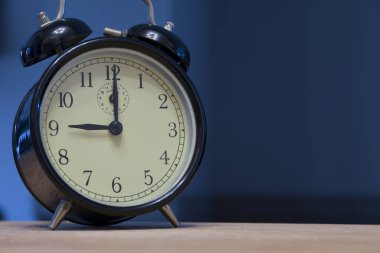 Antika ve antika analog çalar saat 9: 00, akşam 9: 00 ya da 9: 00, koyu mavi arka planda