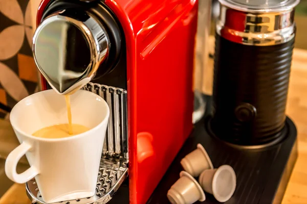 コーヒーを作る 白いマグカップにコーヒーを注ぐ 赤いカップベースのコーヒーマシンのクローズアップ — ストック写真