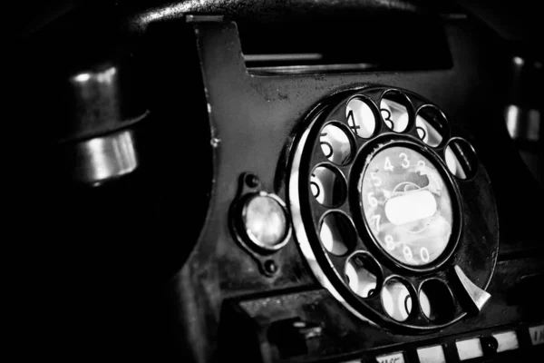 复古和老式的固定电话转盘电话 有使用痕迹 在黑白地区进行创造性和电影处理 — 图库照片