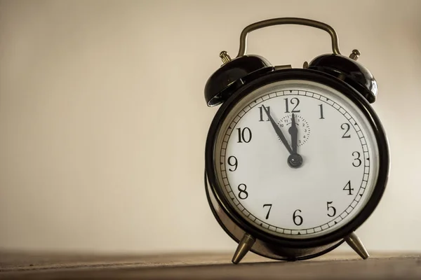 Reloj Analógico Vintage Retro Que Indica Que Tiempo Está Casi —  Fotos de Stock