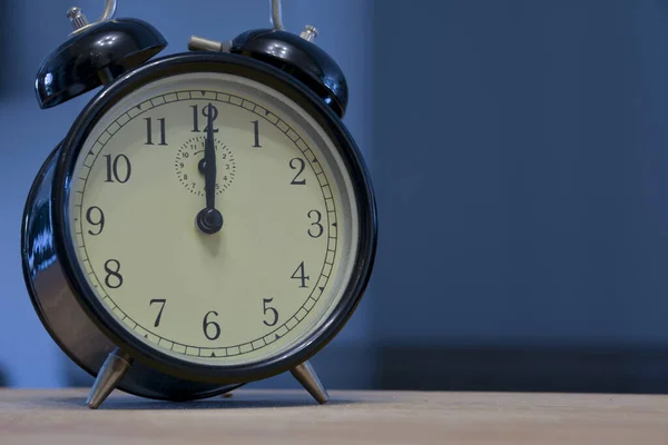 Relógio Alarme Analógico Vintage Retrô Indicando Que São Doze Horas — Fotografia de Stock