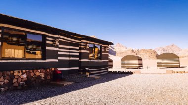 Ürdün 'de çölde, altın saat günbatımında Bedevi çadırında.