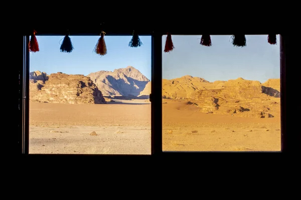 Vista Del Desierto Wadi Rum Través Las Ventanas Una Tienda — Foto de Stock