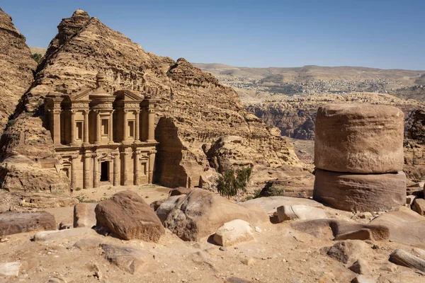 Güneşli Bir Günde Açık Mavi Gökyüzü Ile Ürdün Petra Manastırı — Stok fotoğraf