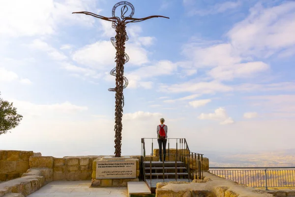 Mount Nebo Jordan March 2020 Woman Standing Next Brazen Serpent — Stock Photo, Image