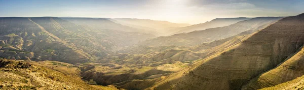 Moujib Panorama 'dan Ürdün' ün Mujeb Vadisi 'ne panoramik bir bakış açısı. Günbatımında Ürdün 'de Kings Otobanı 35 numarada.