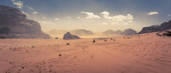 Ürdün 'de yağmur ve fırtına bulutları altında Wadi Rum Çölü. Panorama resmi. 