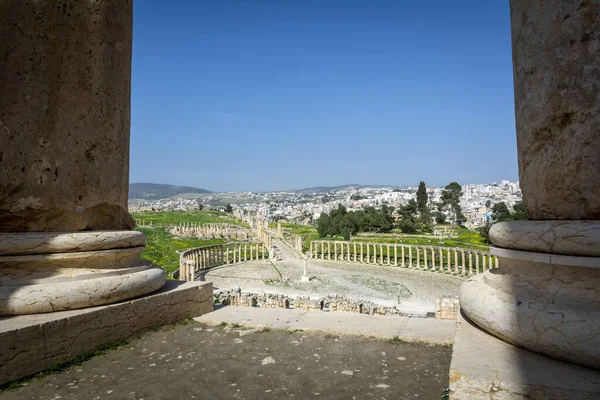 Gerasa Nın Greko Romen Kalıntıları Arka Planda Modern Jerash Şehri — Stok fotoğraf