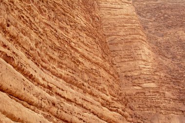 Wadi Rum 'daki Khazali Dağı' nın jeoloji ve yapısını yakından inceleyin. Ürdün 'de seyahat ve turizm.