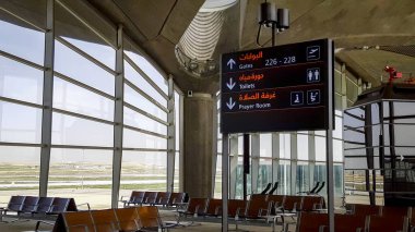 Amman, Jordan, Mart 2020: Ürdün 'deki Amman Havaalanı' nda boş kapı koltukları. Kapılar, tuvaletler ve dua odaları işaretli. Corona veya COVID-19 ölçümleri nedeniyle yolcu alınmıyor.