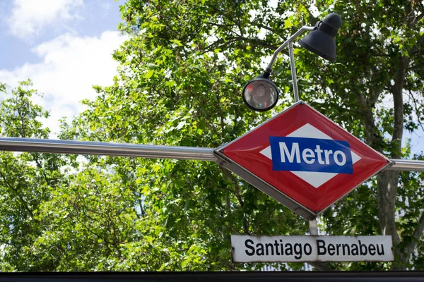 Madrid España Mayo 2012 Señal Entrada Metro Estación Santiago Bernabeu — Foto de Stock