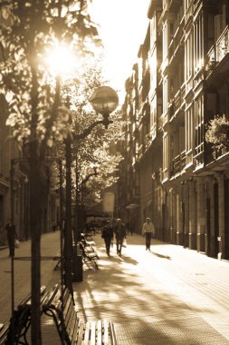 Bilbao, İspanya, Mayıs 2012: Sepia, tarihi şehir merkezinden, antika ve retro görünümlü, evlerdeki bank ve teraslarıyla sokak sahnelerini canlandırdı