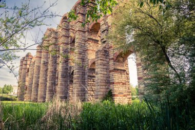 Acueducto de los Milagros İngilizce: Mucizevi Su kemeri, su kemerinin bir parçası olan Roma su kemeri köprüsünün kalıntılarıdır..