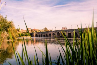 Merida, İspanya, Mayıs 2017: Guadiana Nehri üzerindeki tarihi Roma Köprüsü (Puente Romano)
