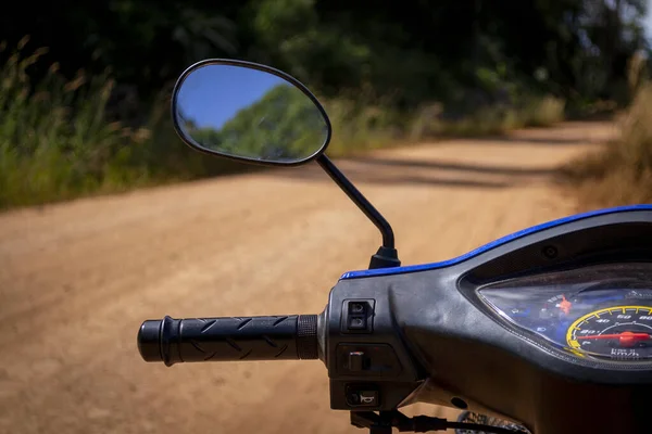 Pequeño Salpicadero Moto Scooter Con Pista Tierra Que Conduce Naturaleza — Foto de Stock
