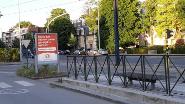 Gent, Belçika, Mayıs 2020: Belçika sokaklarında Duck Duck Kgo reklamı. Reklam Hollandaca yazılmış, gizlilik odaklı arama motorunu destekliyor, ki bu Google 'a alternatif