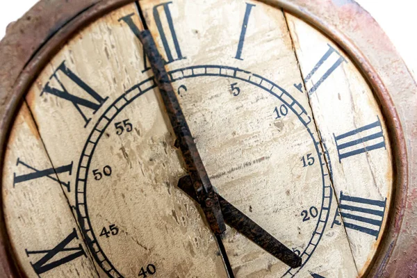 Παλιά Vintage Και Ρετρό Αναλογικό Ρολόι Εμφανίζει Πέντε Ρολόι Φθαρμένο — Φωτογραφία Αρχείου