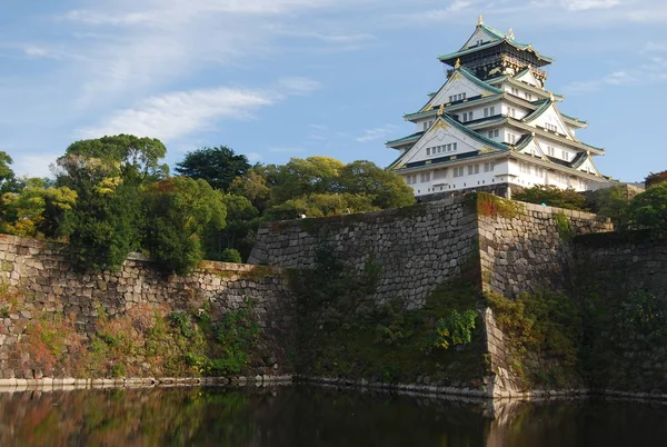 Osaka Castle with the walls and moat, Japan — Stock Photo, Image