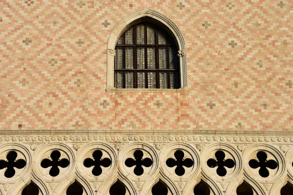 Een gotische venster van het Dogenpaleis in Venetië, Italië — Stockfoto