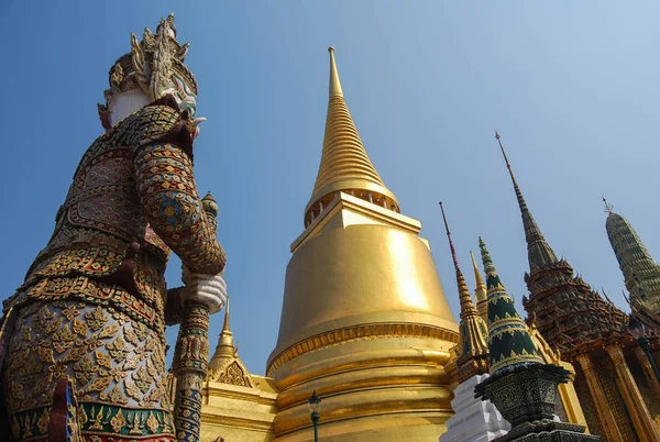 Golden pagoda, Wat Phra Kaeo (the Temple of the Emerald Buddha) within the Grand Palace, Bangkok, Thailand — Stock Photo, Image