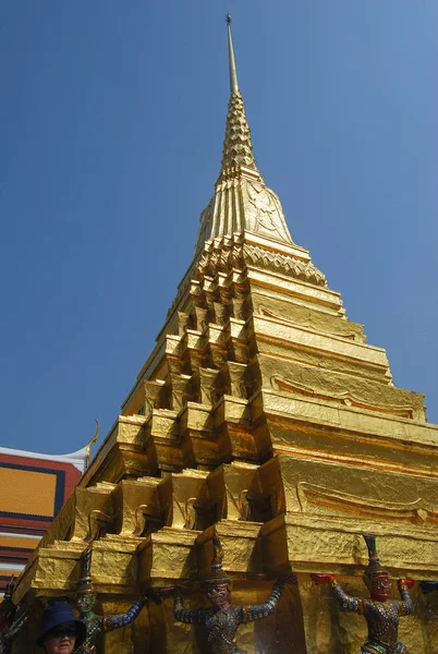 Golden pagoda, Wat Phra Kaeo (the Temple of the Emerald Buddha) within the Grand Palace, Bangkok, Thailand — Stock Photo, Image